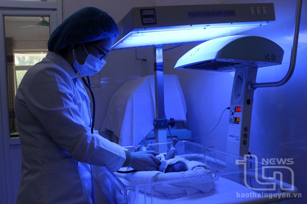 Chiếu đèn điều trị bệnh lý vàng da ở trẻ tại Khoa Nhi của Bệnh viện.