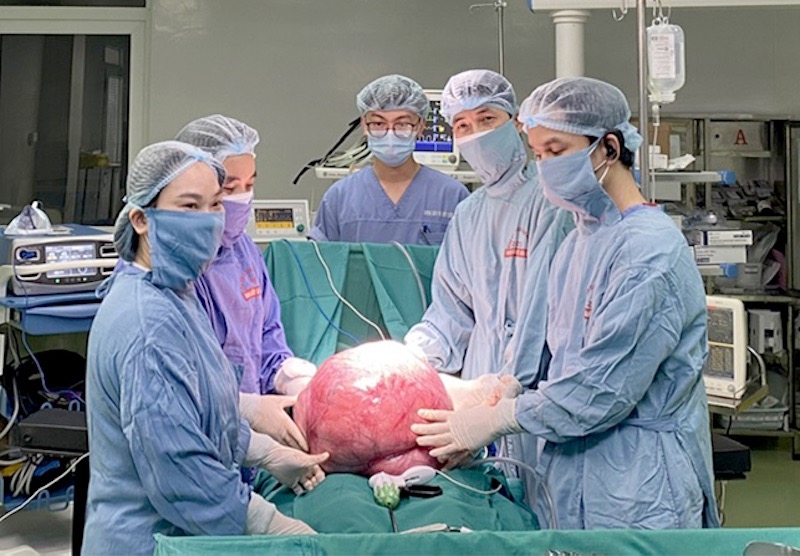 Hình ảnh khối u khổng lồ nặng 15kg được lấy ra khỏi cơ thể người bệnh. Nguồn ảnh: BVĐK tỉnh Phú Thọ