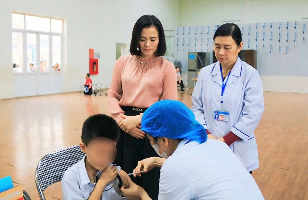 Lãnh đạo Trung tâm y tế huyện Thanh Oai - Hà Nội kiểm tra, giám sát công tác tiêm phòng sởi trên địa bàn huyện. Ảnh: Văn Lập